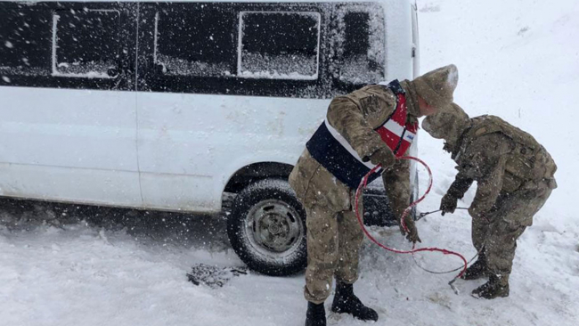 Kar nedeniyle yolda kalan öğrencileri jandarma kurtardı